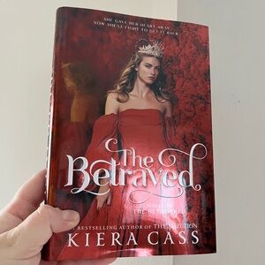 📚 4/25$ 📚 The Betrayed Fantasy Book by Kiera Cass
